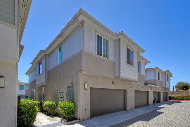 Building Photo - 3 Br/2.5 Ba w Loft and 2 car attached gara...