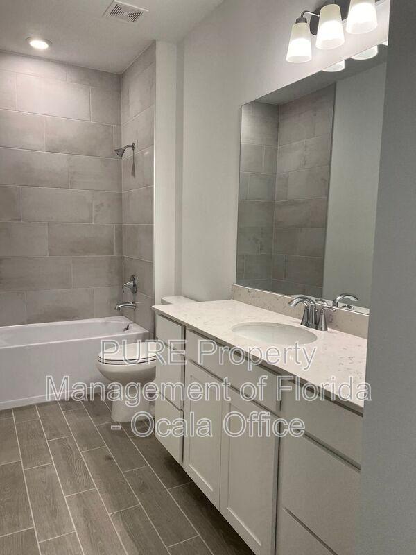Building Photo - 3429 NE 40th St