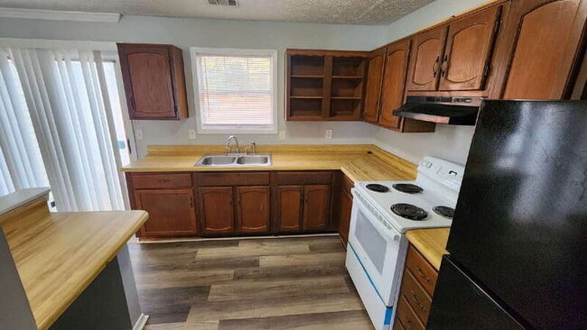 Building Photo - 5703 Wells Cir