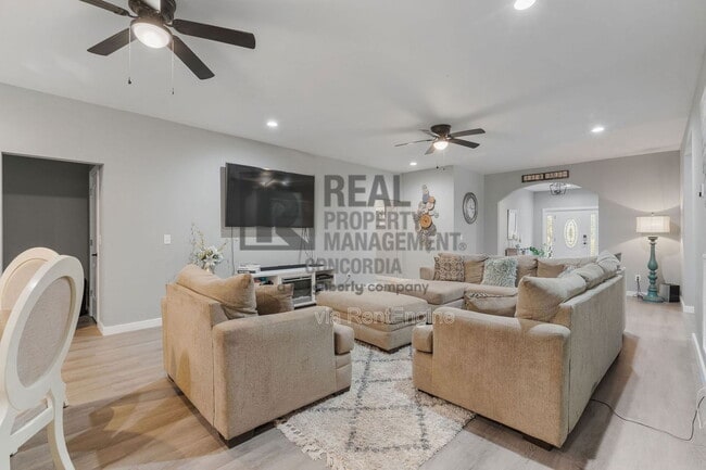 Building Photo - 286 Emily Ln