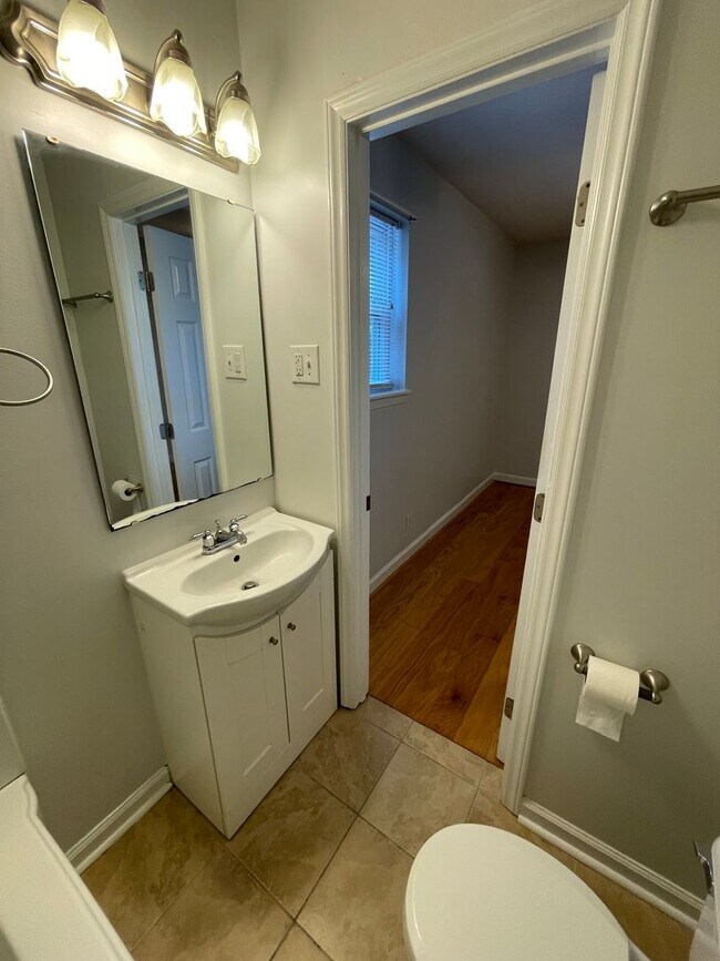 Building Photo - Sweet Spot in Carrboro! Inviting, updated 3br 2ba condo...Walk to Weaver St. & minutes to UNC