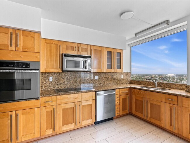 Building Photo - 1541 Brickell Ave