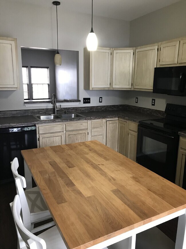 Building Photo - 209 Summerston Pl