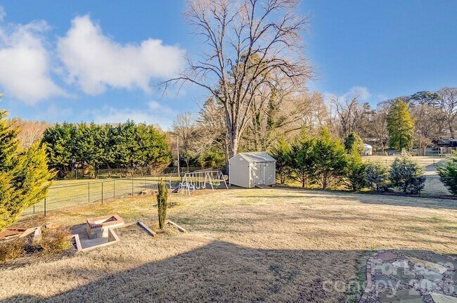 Building Photo - 10 Spruce Pine Dr