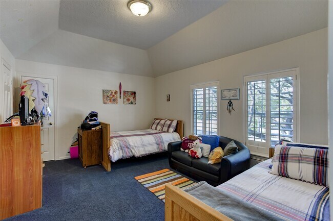 Building Photo - 13703 Lakeshore Way Cove