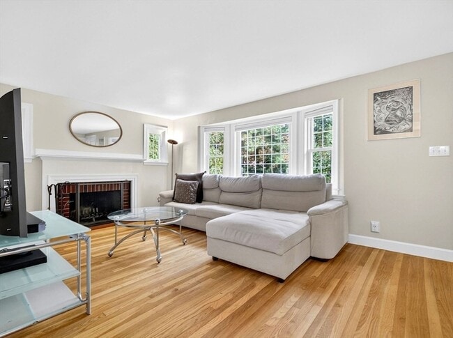 Building Photo - 37 Pine St