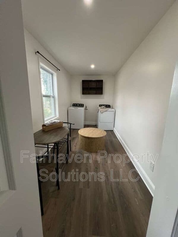 Building Photo - 2827 E 5th Ave