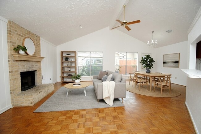 Building Photo - 16311 La Luna Dr