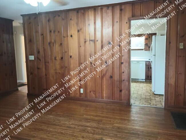 Building Photo - Don't Miss this Charming 2 bedroom with Ga...
