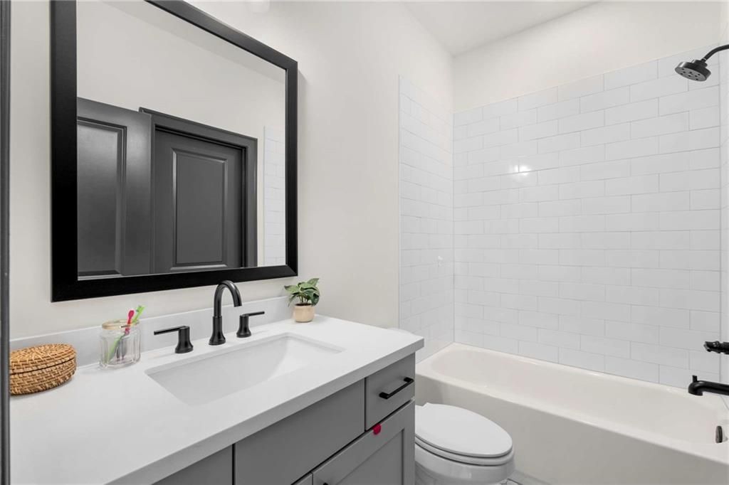 Building Photo - 520 Walden Glen Ln