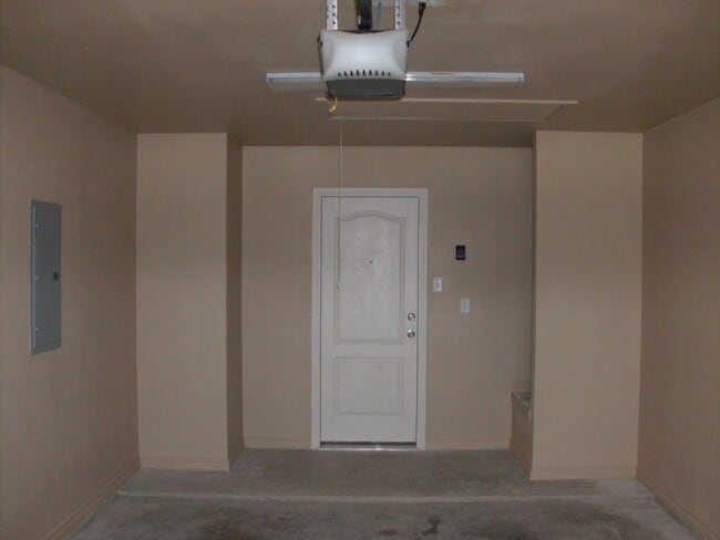 Building Photo - Beautiful 2 bed/2 bath off of Bunny Trail ...