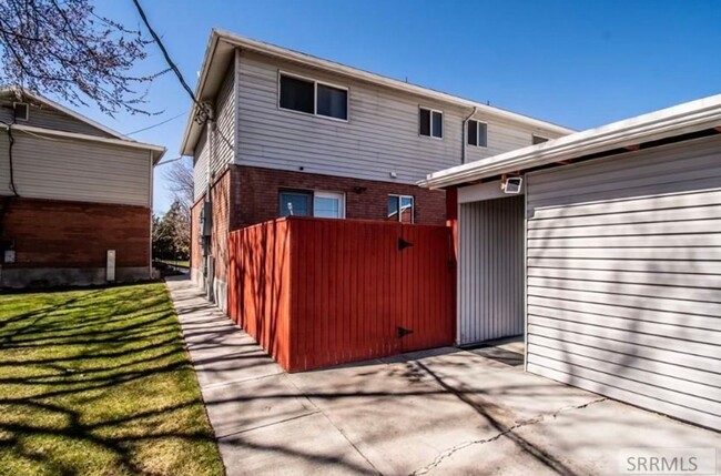 Building Photo - Three bed, one and a half bath townhouse i...