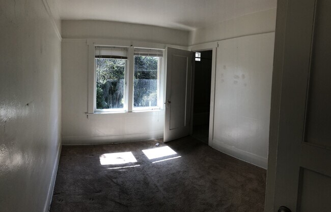 Building Photo - Three bedroom two bath house walking distance to MIIS. DLI and downtown Monterey