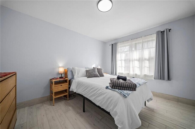 Building Photo - 1202 SW B St