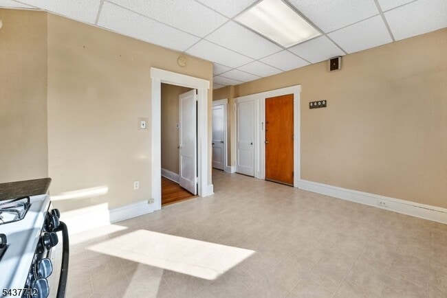 Building Photo - 74 Plauderville Ave