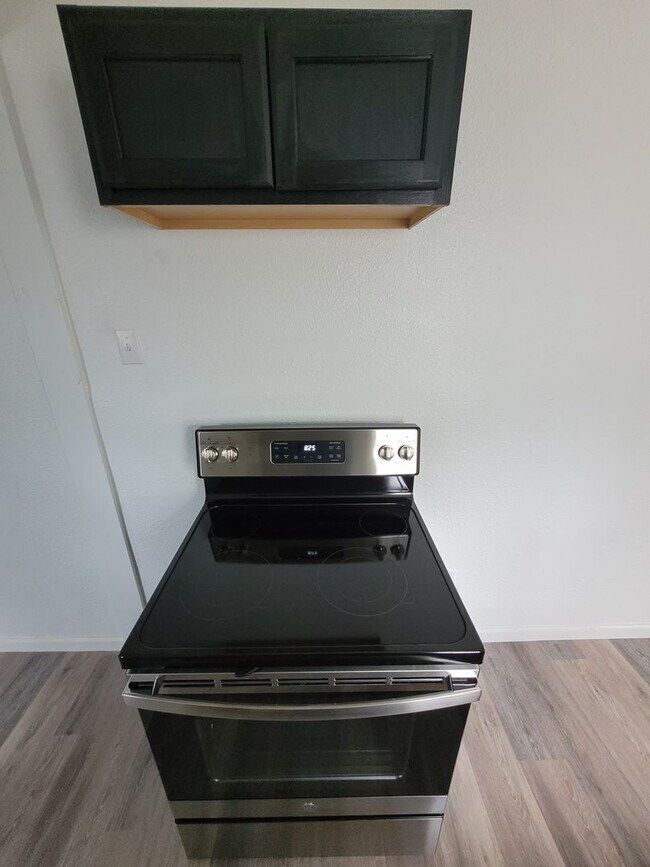 Building Photo - Recently Renovated 2 Bedroom 1 Bath Home!