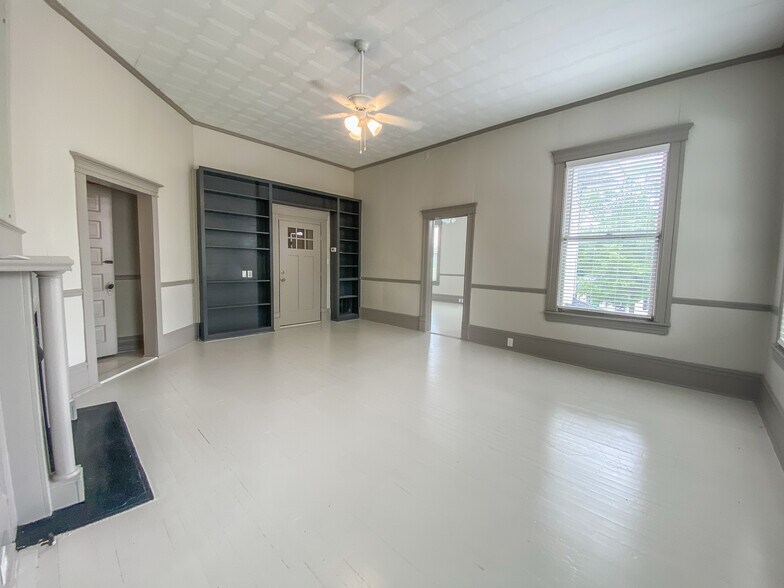 Building Photo - 1012 Love Ave