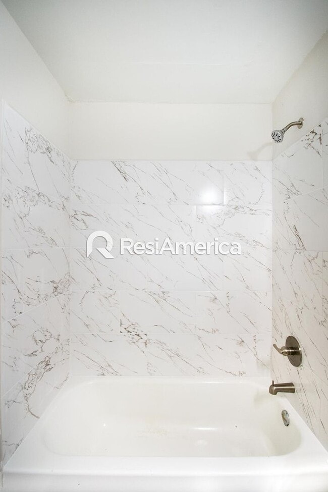 Building Photo - Newly Renovated 4 Bedroom home in Grahamwood!