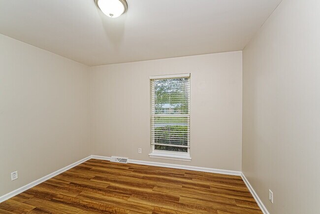 Building Photo - 1831 Mara Dr NE