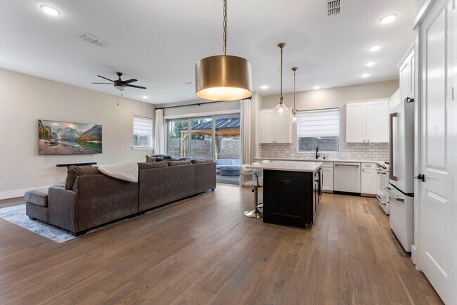 Building Photo - 2612 Zemmer Ln