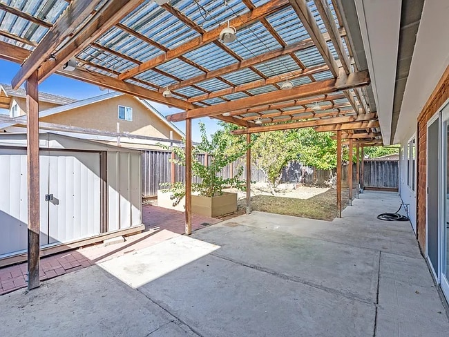 Building Photo - 2577 Gonzaga St