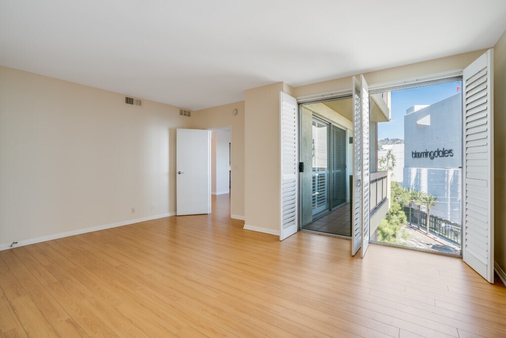 Building Photo - 321 S San Vicente Blvd