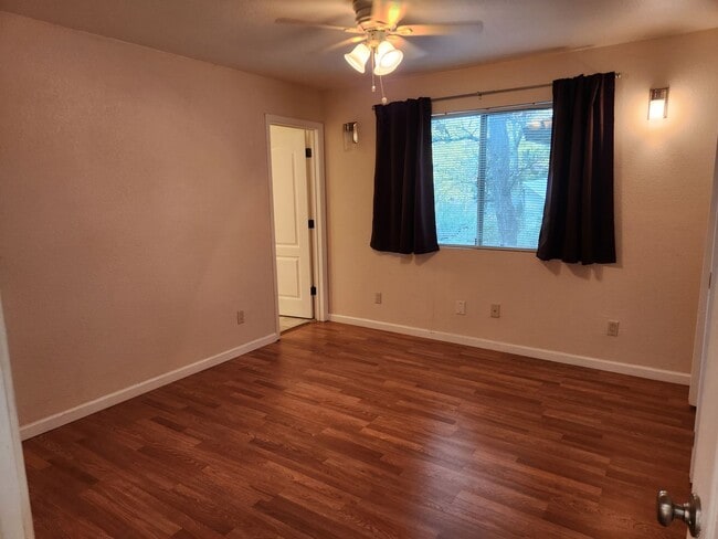 Building Photo - COMING SOON ~ 2 Bed / 2 Bath w/ Oversized 2 Car Garage