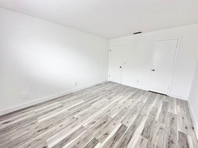 Building Photo - 906 Foresteria Dr