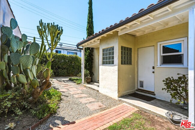 Building Photo - 2613 Cloverfield Blvd