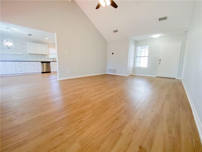 Building Photo - Bright & Welcoming 3 Bedroom, 2 Bath Home ...