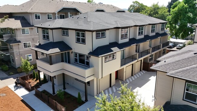 Building Photo - 4 Bedroom / 4 bath New Townhome. Every bedroom is its own Master Suite with your own full bathroo...