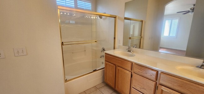 Building Photo - 4 Bedroom 2 Bathroom Home in Elk Grove
