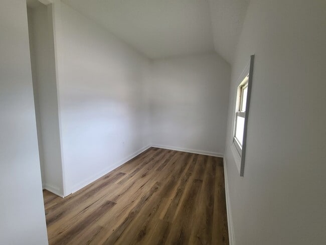 Building Photo - 556 Broadway St