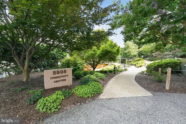 Building Photo - 5901 Mt Eagle Dr