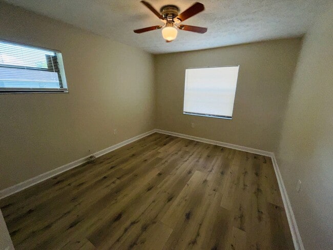 Building Photo - 3/2 End Unit - Triplex