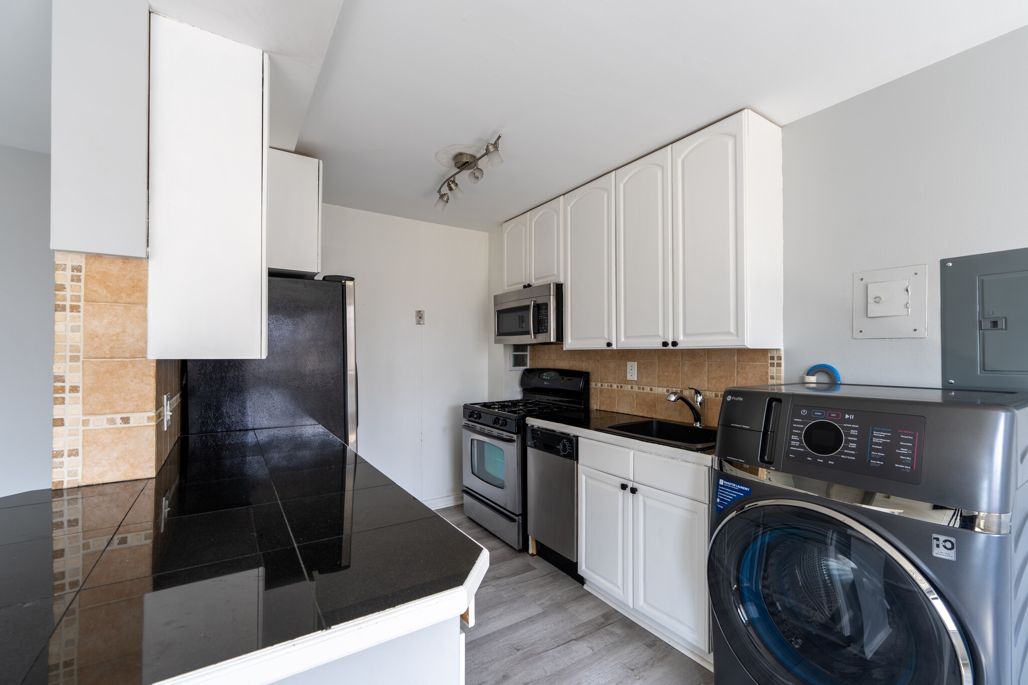 Kitchen - 8601 Manchester Rd