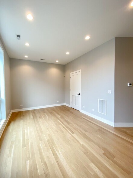 Building Photo - 1050 W Cornelia Ave