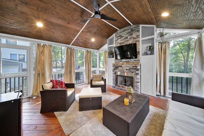 Building Photo - Spacious 4 Bed 2.5 bath Home in Davis Lake...
