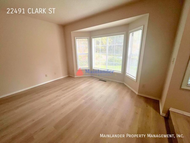 Building Photo - Beautifully Updated West Linn Home Near West Linn High School