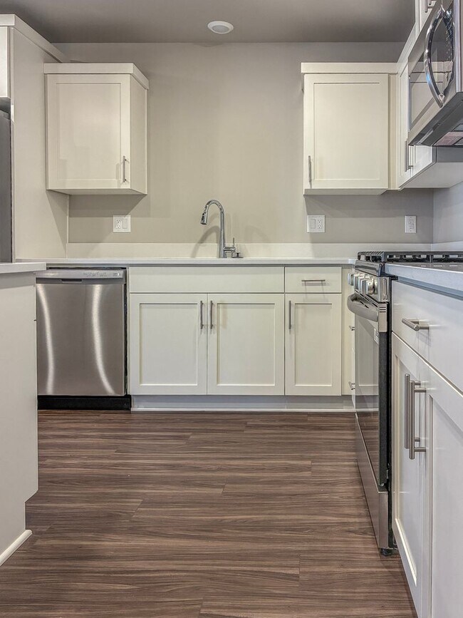 Building Photo - New Townhome 3 Bedroom Available now in Smith Creek Neighborhood