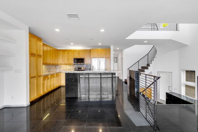 Building Photo - 3 Bed 3 Bath Ocean View, Penthouse "Mark Singer" Residence in Downtown Laguna Beach