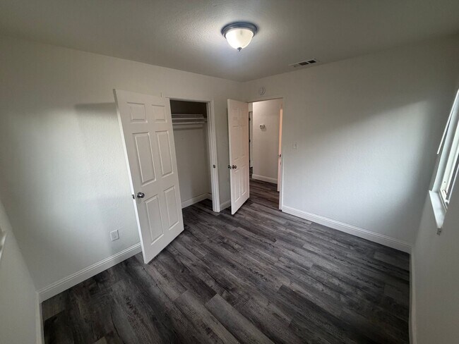 Building Photo - 3 Bedroom | 1 Bathroom | Home in Sacramento