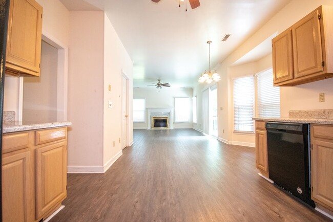 Building Photo - 207 Essex Dr