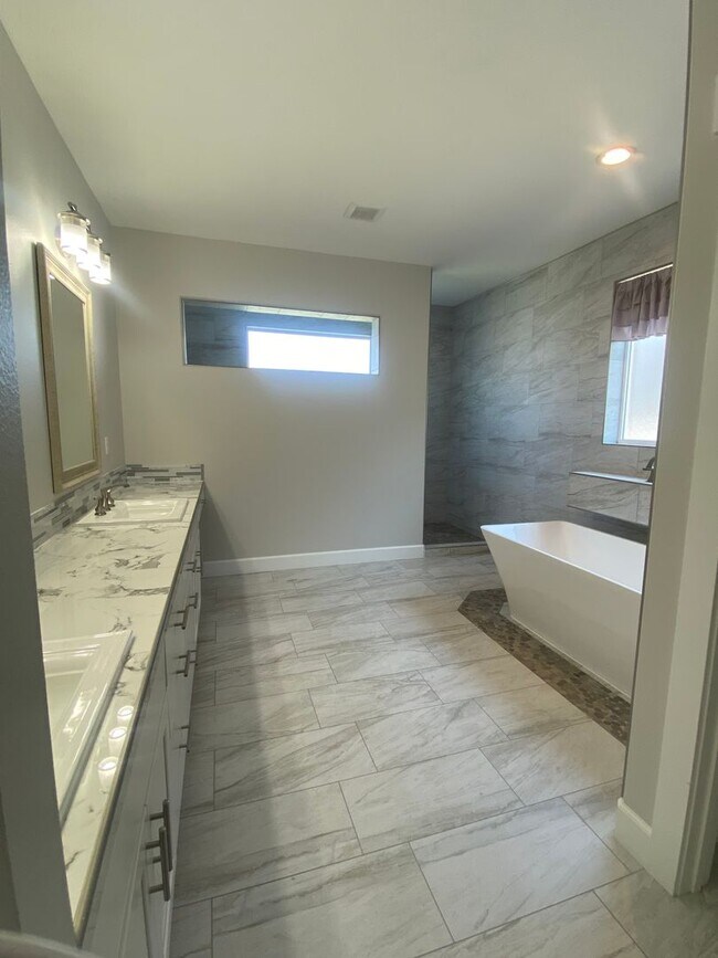 Building Photo - Elegant home in the Heights at Canyon Lakes