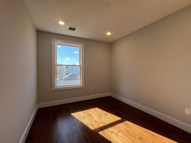 Building Photo - 48 Tuttle St