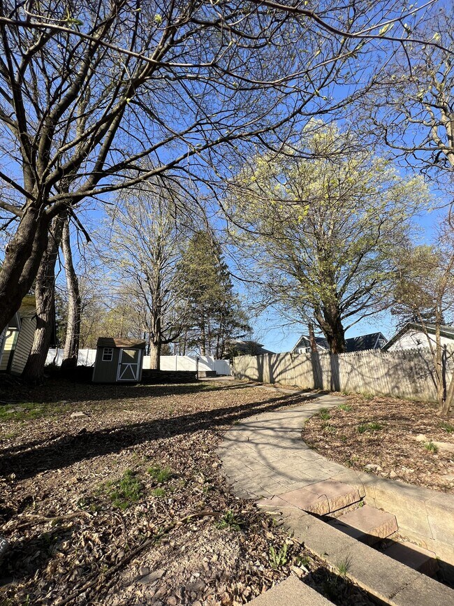 Building Photo - 519 School St