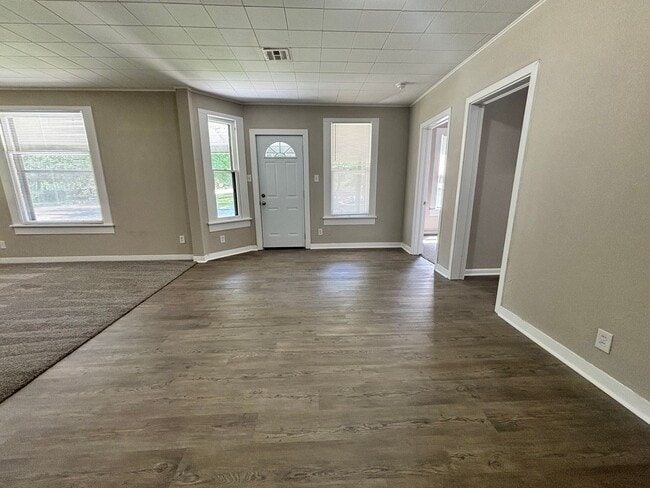 Building Photo - 3 Bedroom 1.5 Bathroom home with a 2 car g...