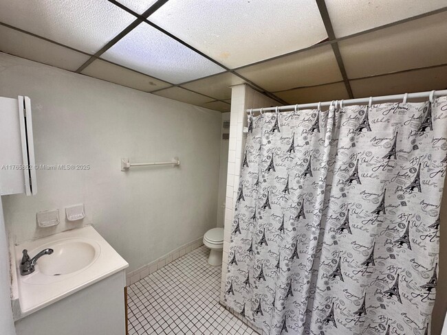 Building Photo - 10000 NW 80th Ct