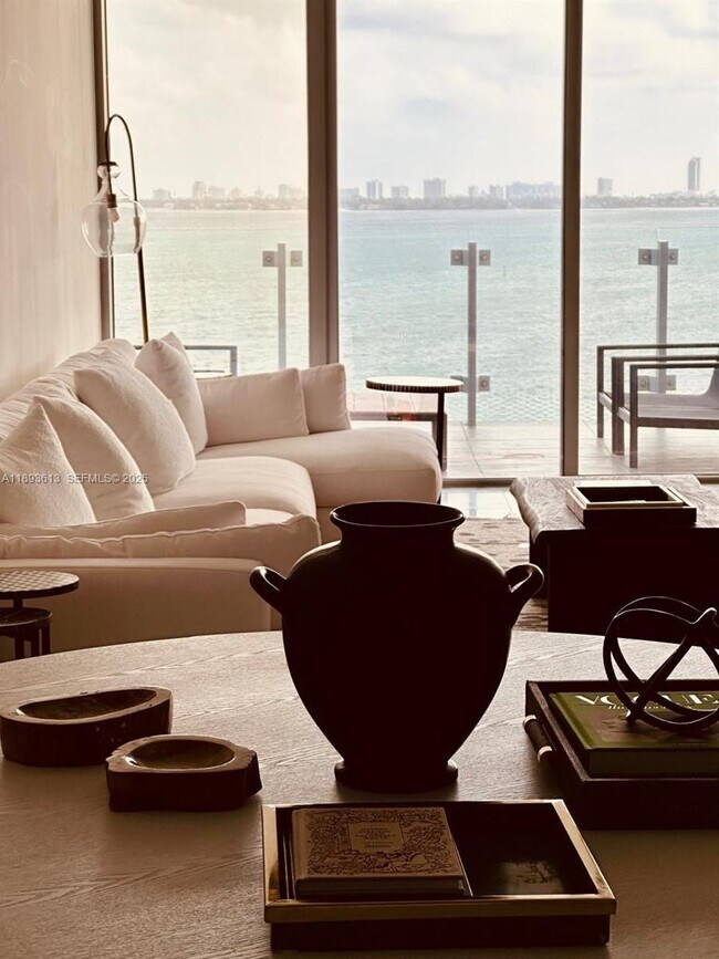 Building Photo - 700 NE 26th Terrace