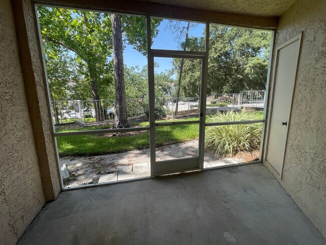 Building Photo - Renovated 2 Bedroom, 2 Bath First Floor in...